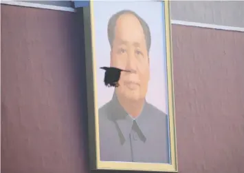  ?? ALY SONG/REUTERS FILES ?? A bird flies over Tiananmen Square in front of a portrait of the late Chinese Chairman Mao Zedong. A Taiwan-based bird-conservati­on group says its removal from an internatio­nal organizati­on was political.