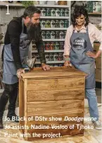  ?? ?? Jo Black of DStv show Doodgewone Jo assists Nadine Vosloo of Tjhoko Paint with the project.