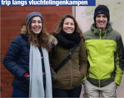  ?? FOTO RR ?? Leerlingen Annelies De Grave (17) en Kaat Emmery (15) en leraar Bert Dusar zijn klaar voor hun vertrek.