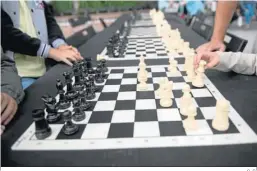  ?? C. G. ?? Dos niños juegan al ajedrez en una plaza de Granada.