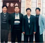  ??  ?? El equipo directivo de la aldea de Hetaoba en 2003. Chen Tingming es el segundo desde la derecha.