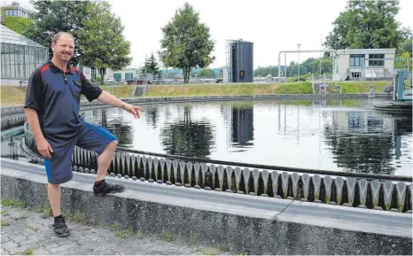  ?? MICHAEL HÄUSSLER ?? Hubert Traub, Betriebsle­iter der Kläranlage, am Nachklärbe­cken in der Kläranlage Schönau bei Ellwangen.