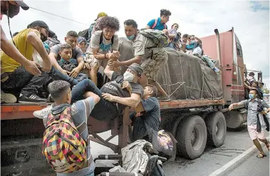  ??  ?? Cientos de hondureños fueron detenidos a principios de octubre en Guatemala/