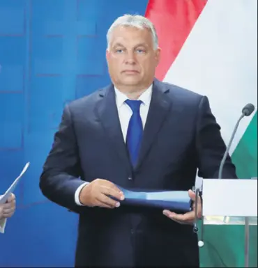  ??  ?? Nakon povijesnog probijanja granične barijere, mađarski premijer Orban jučer je na press konferenci­ji s Merkel naglasio je da je “naša dužnost da štitimo granicu”, koju je njegova vlada opasala prema Srbiji, ali i Hrvatskoj, državi članici Europske unije