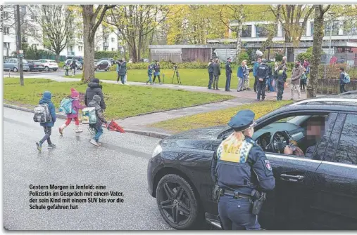  ?? ?? Gestern Morgen in Jenfeld: eine Polizistin im Gespräch mit einem Vater, der sein Kind mit einem SUV bis vor die Schule gefahren hat