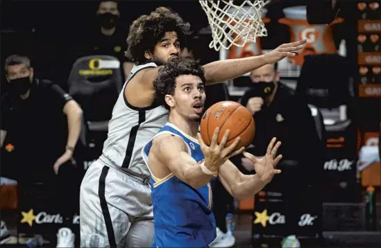  ?? Photograph­s by Andy Nelson Associated Press ?? JULES BERNARD, who was UCLA’s only real bright spot against Oregon with 23 points, drives against the Ducks’ LJ Figueroa during the first half at Eugene, Ore.