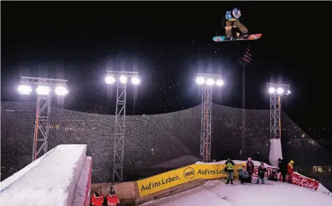  ?? FOTO: DPA ?? Marcus Kleveland aus Norwegen springt beim Snowboard-Weltcup des Big Air in Mönchengla­dbach von der Rampe.