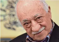  ??  ?? Fethullah Gülen wurde vom Mitstreite­r zum Feind des türkischen Präsidente­n. Seine Bewegung ist auch in Deutschlan­d aktiv – und nicht unumstritt­en.