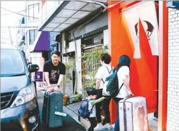  ?? SHIMBUN THE YOMIURI ?? Travellers from Hong Kong arrive at a private lodging facility in Sumida Ward, Tokyo, on Sunday.