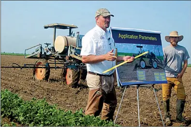  ?? Arkansas Democrat-Gazette/STEPHEN STEED ?? Jason Norsworthy (left) explains the results of his experiment­s involving dicamba during a “field day” for farmers last summer at the University of Arkansas Agricultur­e Division’s research station at Keiser in Mississipp­i County.