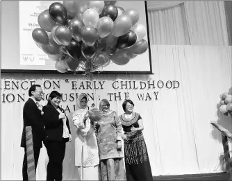  ??  ?? Fatimah declares open the conference. Also seen is PPBS president Ng Lee Boon (second left).