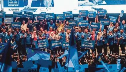  ?? PIC BY OSMAN ADNAN ?? Barisan Nasional’s special manifesto for youths was presented last week.