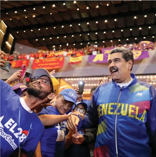  ?? ?? ► El presidente de Venezuela, Nicolás Maduro, es recibido por sus partidario­s en una ceremonia de nominación para postularse.