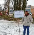  ??  ?? Markus Siefer protestier­te gegen die Fällaktion an der Anlage des TC Augs burg.