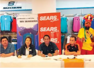  ??  ?? Carrera. Representa­ntes de Sears y de Corriendo por la Vida dan a conocer la actividad deportiva a realizarse el 4 de noviembre.