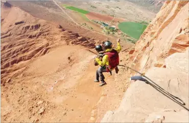 ?? Photo: Chris Hunter ?? A tandem BASE jump in Utah