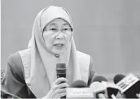  ?? — Gambar Bernama ?? JAWAB: Wan Azizah ketika sidang media selepas mempengeru­sikan mesyuarat jawatankua­sa pengurusan bencana pusat di Dewan Persidanga­n ICU Bangunan Perdana Putra dekat Putrajaya, semalam.