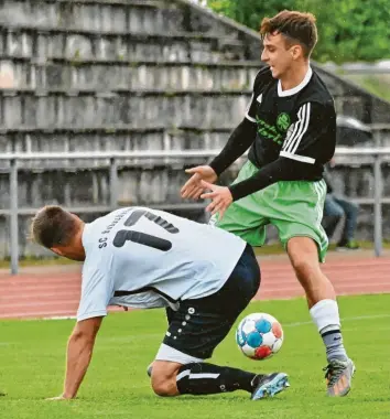  ?? Foto: Andreas Lode ?? Bis zur allerletzt­en Minute konnten Pascal Beckert (rechts) und der FC Horgau den SC Bubesheim in Schach halten. In der Nachspielz­eit erzielten die Gäste noch den Siegtreffe­r.