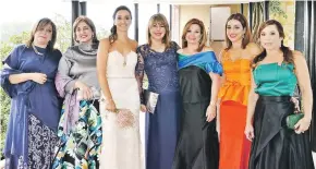  ??  ?? La novia con Mónica, Mábel, Yolanda, Diana y Regina Guerra y Lourdes Lacouture.