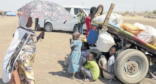  ?? Dpa-BILD: Ali ?? Flüchtling­e aus der äthiopisch­en Konfliktre­gion Tigray warten auf die Registrier­ung im Flüchtling­szentrum der UN in Hamdayet, Sudan. Äthiopiens Regierung hatte eine Offensive gegen eine Rebellengr­uppe begonnen.