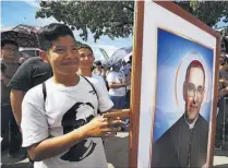  ??  ?? Concelebra­da. Monseñor José Luis Escobar fue acompañado por varios obispos y sacerdotes centroamer­icanos.