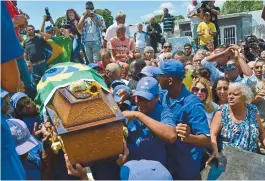  ??  ?? Sepultamen­to de Carlos Alberto Torres reúne fãs no Rio de Janeiro