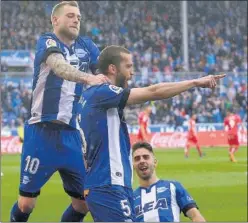  ??  ?? EL PRIMERO. Laguardia festeja su gol y es felicitado de Guidetti.