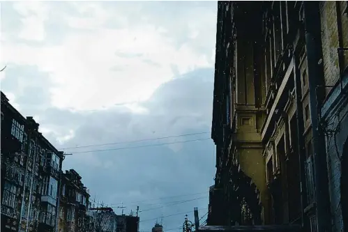  ?? YEèGENIA BELORUSETS ?? El cel gris vist des d’una avinguda de la ciutat Kíiv