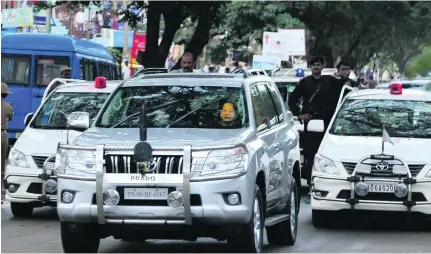  ?? Aijaz Rahi / AP Photo ?? Jayaram Jayalalith­a, former chief minister of Tamil Nadu, travels in a convoy with beacons in Bangalore in 2014. From next month, only emergency vehicles, such as fire engines and ambulances, will be allowed to display the beacons on India’s roads.