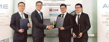  ??  ?? CIMB Investment Bank chief executive officer Jeffri M. Hashim (second from left) and AME Elite Consortium Bhd group managing director Kelvin Lee Chai exchanging documents after the signing of a retail underwriti­ng agreement for a proposed initial public offering in Kuala Lumpur yesterday. With them are RHB Investment Bank executive director and capital markets head Jaimie Sia Zui Keng (left) and AME executive director Simon Lee Sai Boon (right).