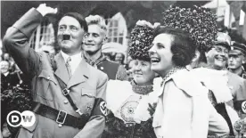  ??  ?? Helene Bertha Amalie 'Leni' Riefenstah­l, propagandi­sta de los nazis, junto a Adolf Hitler