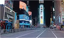  ??  ?? la séptima
Avenida en Times Square luce prácticame­nte vacía debido a la pandemia
