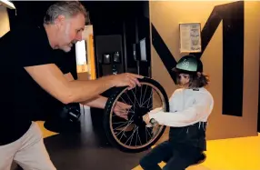  ?? ?? Pedagogen Anders Klacker visar fysikalisk­a fenomen för Samuel Hoppe, med hjälp av ett snurrande hjul.