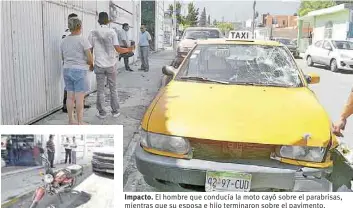  ??  ?? Impacto. El hombre que conducía la moto cayó sobre el parabrisas, mientras que su esposa e hijo terminaron sobre el pavimento.