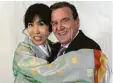  ?? Foto: dpa ?? Gerhard Schröder mit Ehefrau Soyeon Kim bei der Hochzeitsp­arty.