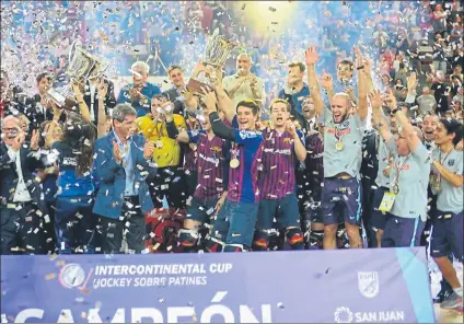  ??  ?? Los azulgrana celebran sobre la pista del Aldo Cantoni de San Juan la 5ª Copa Interconti­nental, ganada al Porto en la prórroga FOTO: FC BARCELONA