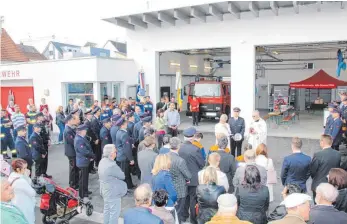  ?? SZ-FOTO: SOMM ?? Zahlreiche Griesinger Bürger kamen zur offizielle­n Einweihung­sfeier des neuen Feuerwehrh­auses.