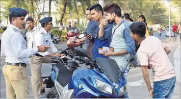  ?? BACHCHAN KUMAR ?? Traffic cops stop youngsters on bikes near Mini Seashore at Vashi and check their documents.