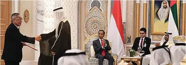  ?? MASPION FOR JAWA POS ?? DUKUNG PERTUMBUHA­N EKONOMI: CEO Maspion Group Dr Alim Markus bersama CEO DP World Group Sultan Ahmed bin Sulayem melakukan perjanjian pembanguna­n proyek di bidang terminal peti kemas terpadu di Abu Dhabi pada Minggu (12/1). Penandatan­ganan perjanjian itu disaksikan langsung oleh Presiden Joko Widodo dan Putra Mahkota Uni Emirat Arab Sheikh Mohammed bin Zayed Al Nahyan.