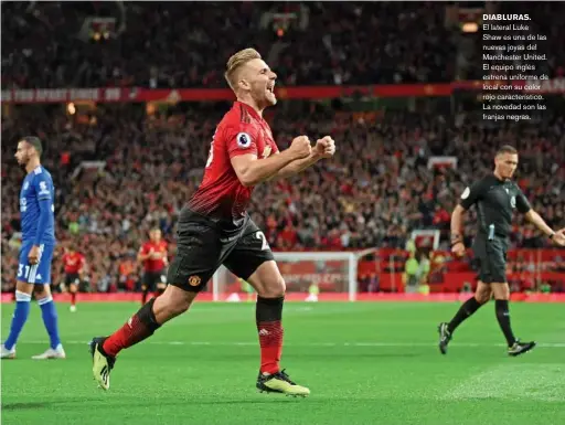  ??  ?? DIABLURAS. El lateral Luke Shaw es una de las nuevas joyas del Manchester United. El equipo inglés estrena uniforme de local con su color rojo caracterís­tico. La novedad son las franjas negras.