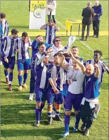  ??  ?? Una grande festa Il Campiglia festeggia con la coppa la conquista del campionato regionale e ora punta allo Scudetto tricolore