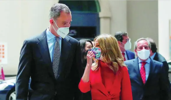  ??  ?? El Rey Felipe VI conversa con la vicepresid­enta tercera y ministra de Trabajo, Yolanda Díaz, ayer, a su llegada a la entrega de la VII edición de los Premios Cepyme