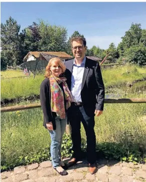  ?? RP-FOTO: BRINKMANN ?? Bürgermeis­terkandida­t Christian Küsters (Grüne) mit Ehefrau Yasmin. Am Dienstag stellte er sich im Nabu-Naturschut­zhof im Sassenfeld in Nettetal den Fragen zu Einstellun­gen und Programmat­ik. Küsters strebt auch einen Platz auf der Reservelis­te an und will gerne dem neuen Stadtrat angehören.