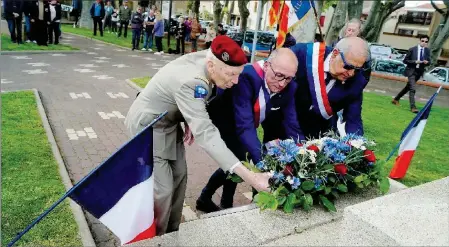  ?? - Crédits : JK ?? Dépôt de gerbe par le général B Hillenmeye­r, Jacques Garsau le maire et le sénateur Jean Sol