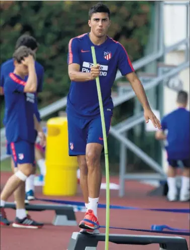  ??  ?? PRESENCIA. Rodrigo realiza un ejercicio de propiocepc­ión en un entrenamie­nto del Atlético este verano.