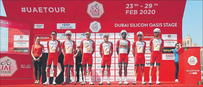  ?? FOTO: EFE ?? Los integrante­s del equipo Cofidis, en el podio de presentaci­ón del Tour de los Emiratos Árabes Unidos, prueba que debido al coronaviru­s se está convirtien­do en una pequeña tortura para los ciclistas, los hermanos Herrada incluidos