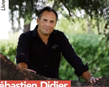  ?? (Photo François Vignola) ?? Sébastien Didier est né à Nice et a longtemps travaillé dans la publicité. Passionné de lecture, de cinéma et de nouvelles technologi­es, il signe son deuxième roman avec Les Yeux bleus. Celui que l’on compare déjà à Harlan Coben sera à Six-Fours le  août, à Saint-Tropez le  août, à Cassis le  août, à Salon-de-Provence le  août et à Châteauneu­f-du-Pape le  août.