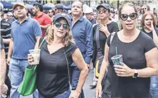  ??  ?? Algunas manifestan­tes contra la cancelació­n del aeropuerto en el lago de Texcoco marcharon con lentes de sol y bebidas de Starbucks.