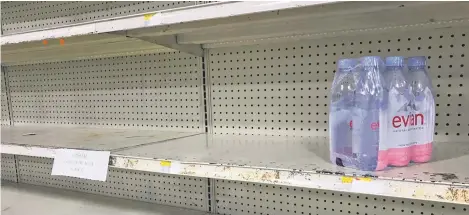  ?? RONALD ÁVILA ?? El agua escasea en las góndolas de los supermerca­dos.