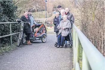  ?? FOTO: CKA ?? Diese Anwohner fordern eine flachere Brücke über die Landstraße 31. Vor allem Bürger, die nicht mehr gut zu Fuß sind, haben dort große Schwierigk­eiten. Die Lage könnte sich zuspitzen, wenn das Gebiet „An der Niers-Aue“fertig wird.